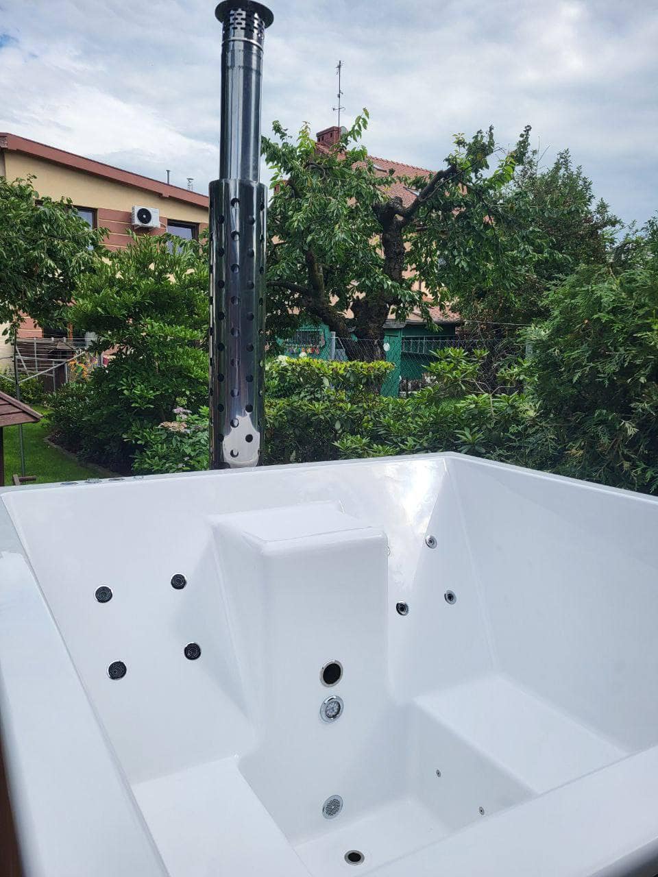 Hot tub de luxe avec jets de massage et places assises confortables.