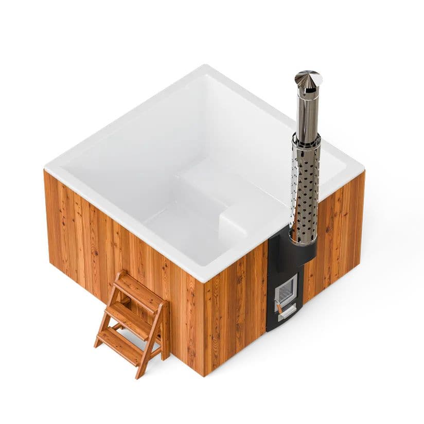 Hot tub en bois avec chaudière à bois et escalier pour la détente.