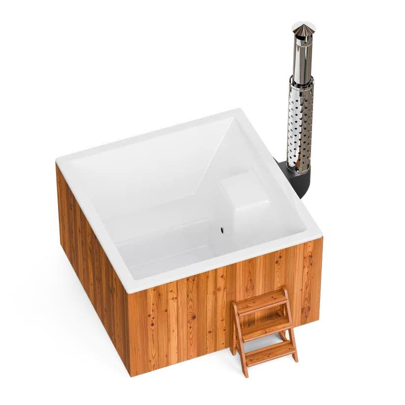 Hot tub avec habillage en bois et douche extérieure pour la détente et le bien-être.