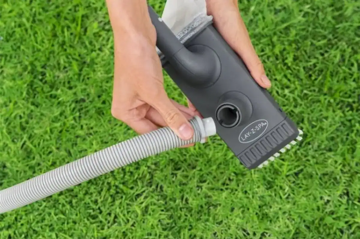Aspirateur subaquatique pour le nettoyage de piscine avec tuyau flexible et puissance d'aspiration.