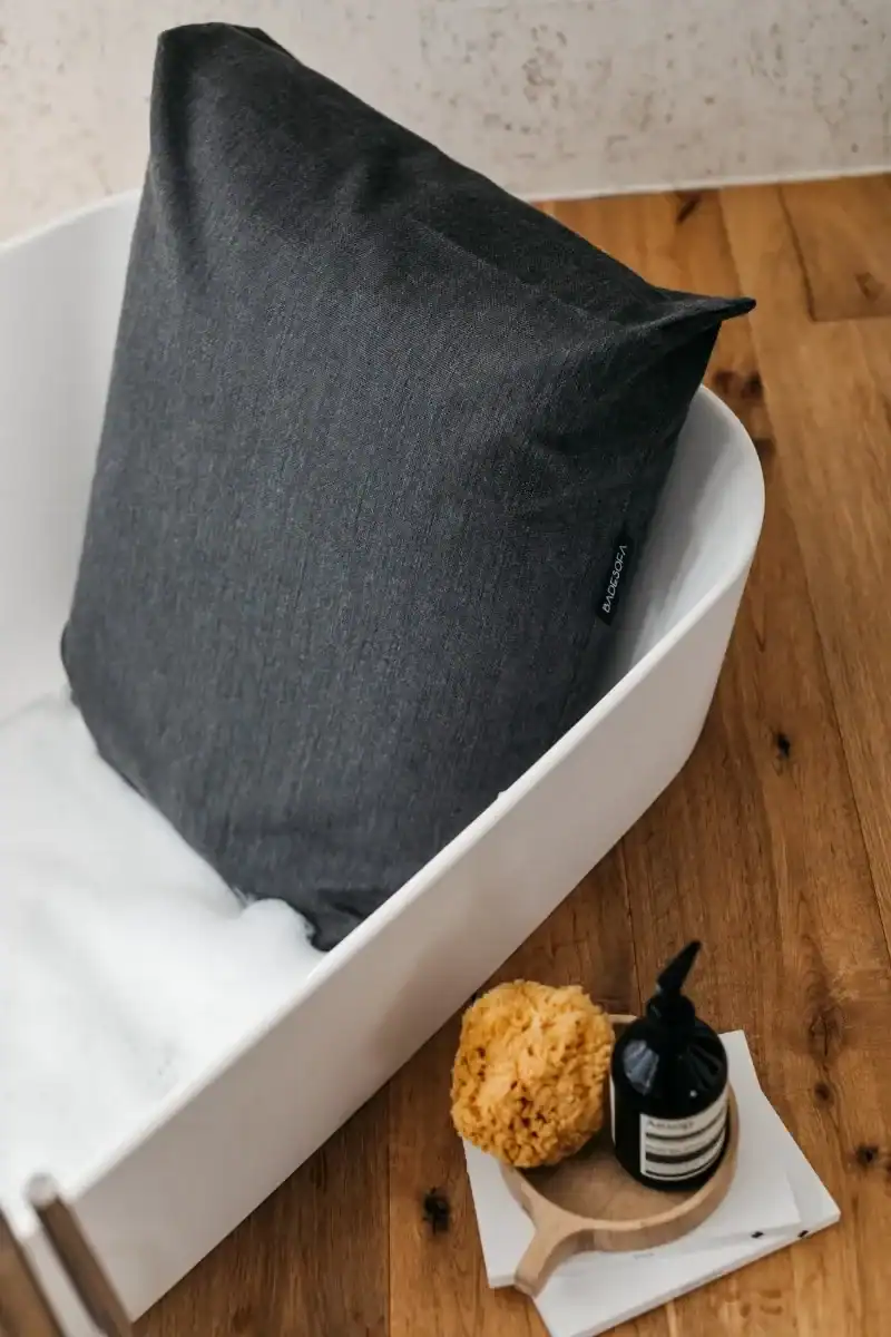 Coussin de bain anthracite noir pour canapé de bain, confortable et élégant.