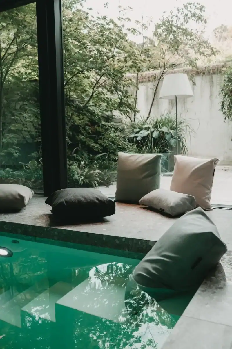 Coussin de bain confortable pour piscine en anthracite, format XS.