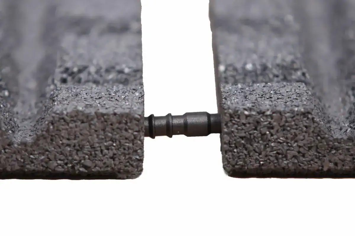 Dalles caoutchouc noires pour spas, 2x2 m, protection et stabilité.