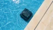 Le robot de piscine Wybot S2 Vision nettoie automatiquement l'eau de la piscine.
