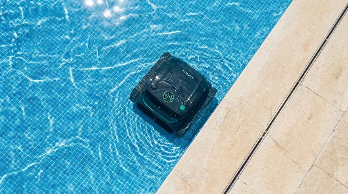 Le robot de piscine Wybot S2 Vision nettoie automatiquement l'eau de la piscine.