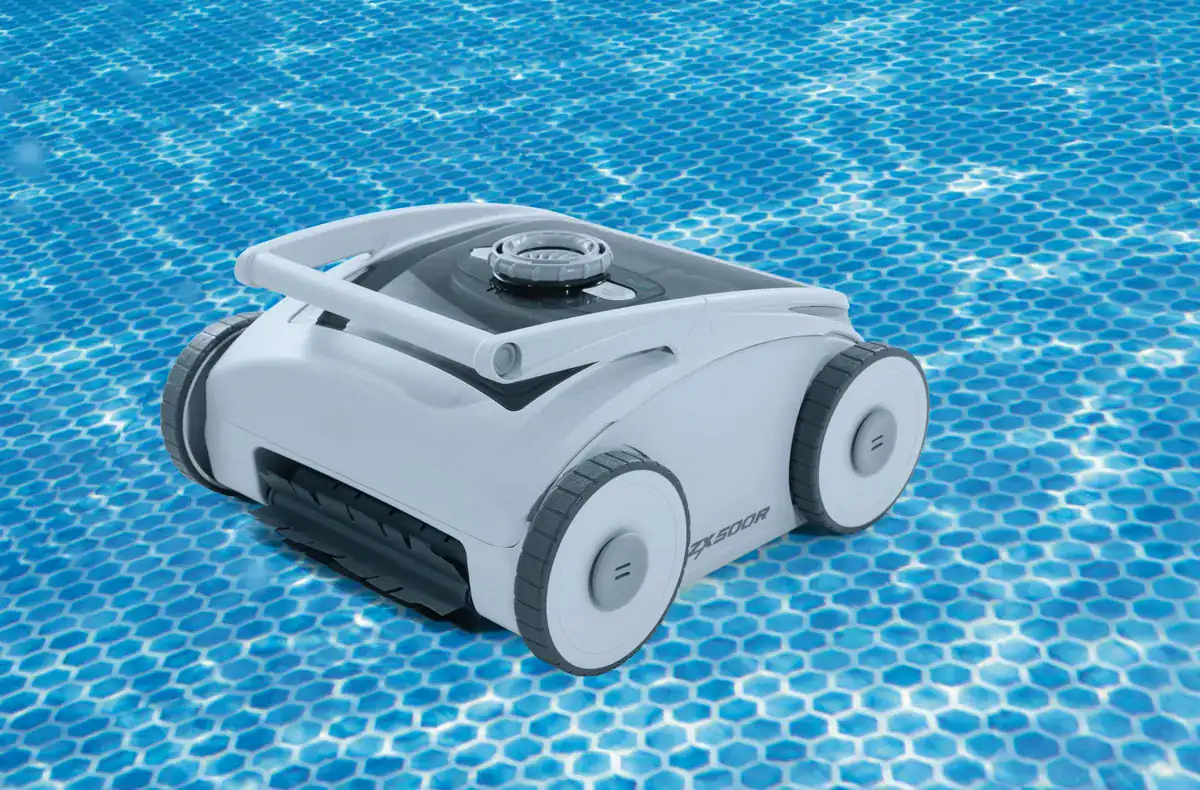 Robot de piscine Intex ZX500 avec batterie pour une eau de piscine propre et claire.