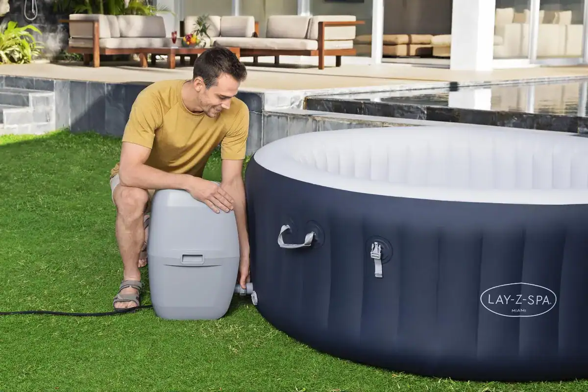 Spa gonflable Lay-Z Spa Miami avec AirJet et fonctions économes en énergie.