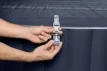 Main fixant l'attache du spa gonflable.
