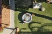 Spa gonflable pour 4 personnes, détente dans le jardin.