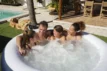 Des familles profitent du Lay-Z Spa Miami avec Airjet dans le jardin.