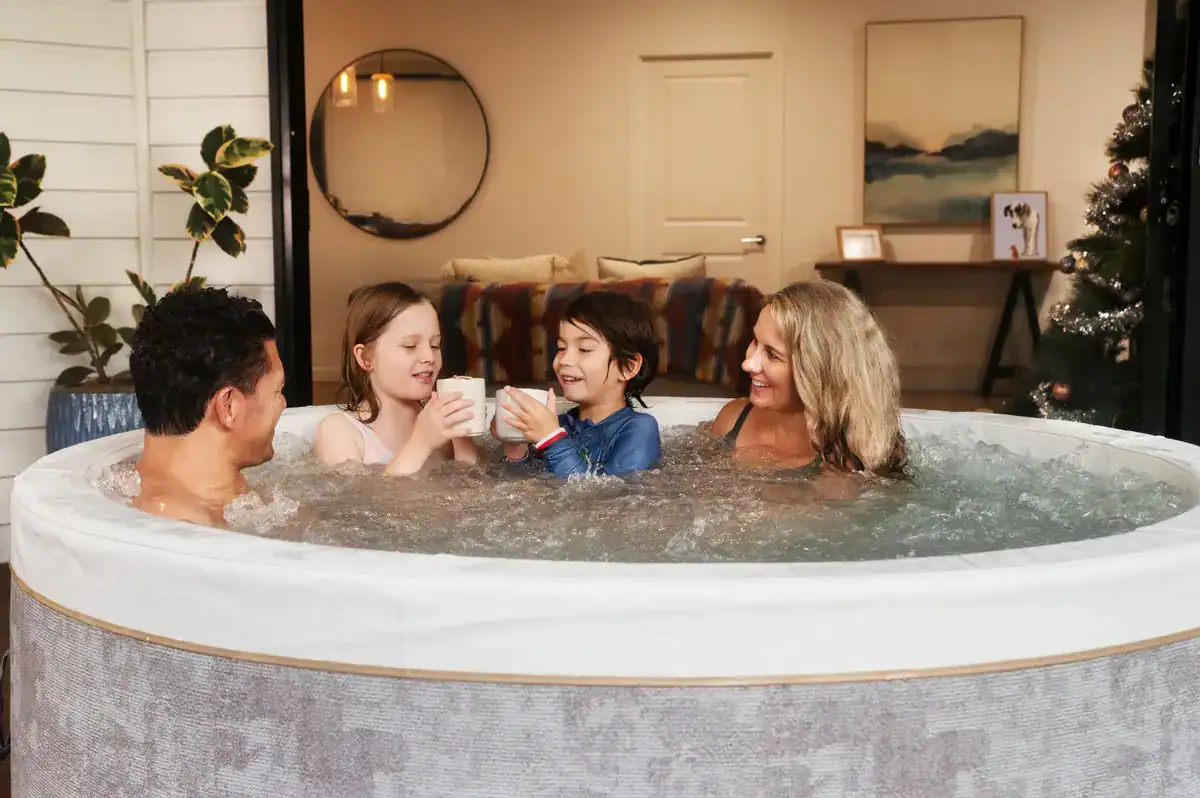 Des familles profitent du spa hors-sol MSpa Verto Cocoon, 6 personnes.