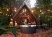 Spa à structure de luxe pour 6 personnes dans un jardin avec éclairage d'ambiance.