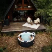 Spa gonflable de luxe pour 6 personnes pour la détente au jardin.