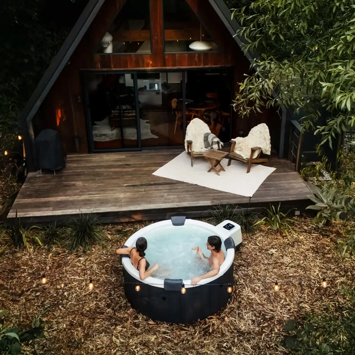Spa gonflable de luxe pour 6 personnes pour la détente au jardin.