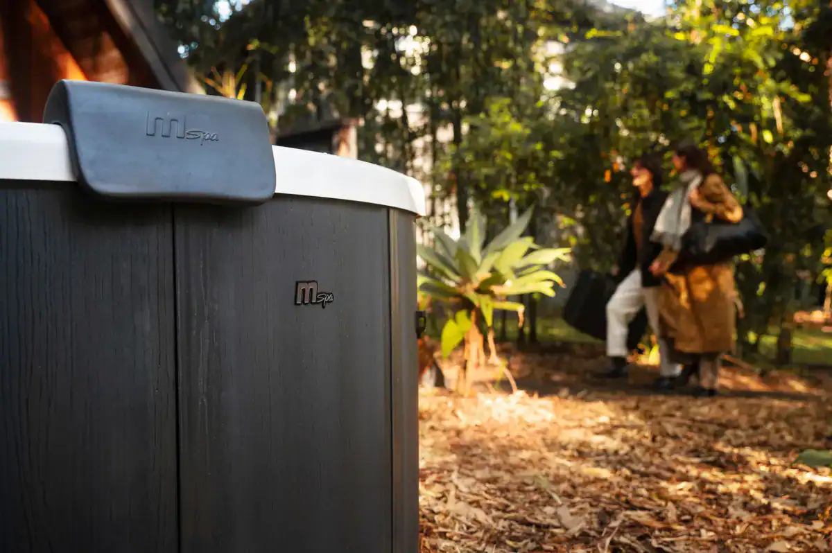 Spa à structure MSpa Denver pour 6 personnes, idéal pour la détente au jardin.