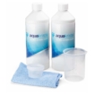 Kit de nettoyage de piscine avec produits Aqua Kristal, seau, chiffon et gobelets doseurs.