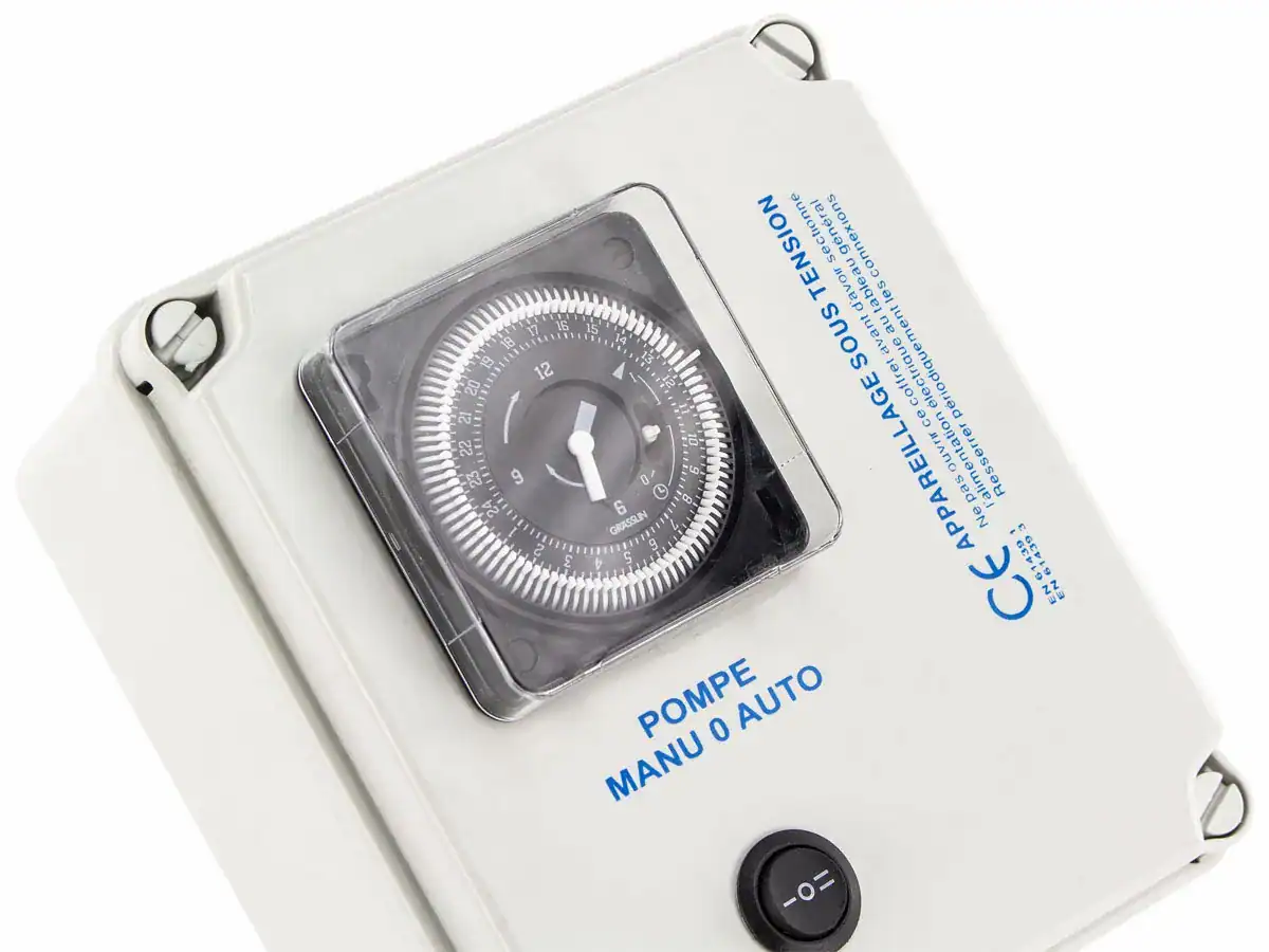Pompe de piscine avec minuterie pour une commande automatique ou manuelle.