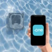 Robot de piscine Dolphin EON 100 avec commande smartphone dans l'eau.