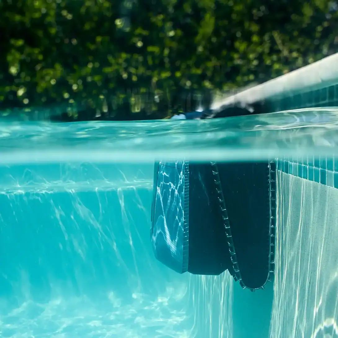 Robot de piscine Dolphin EON 100 pour le nettoyage automatique de la piscine.