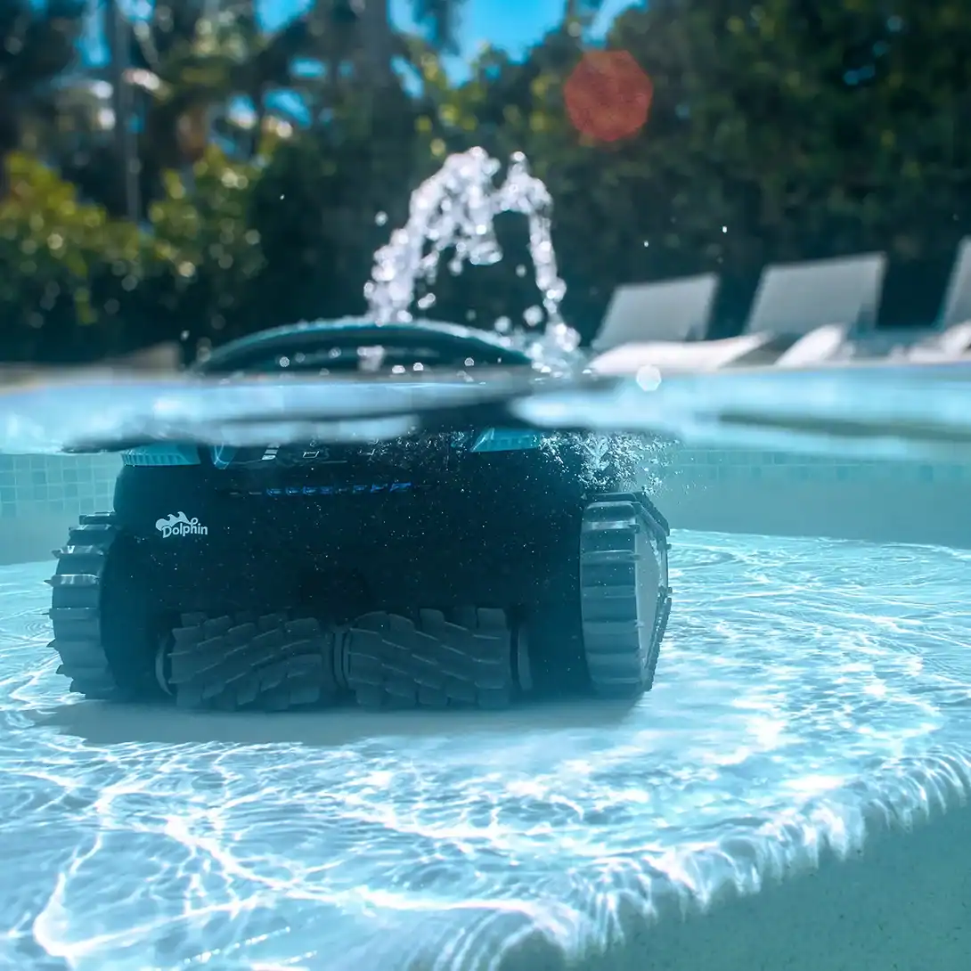 Robot de piscine Dolphin EON 100 pour le nettoyage des piscines.