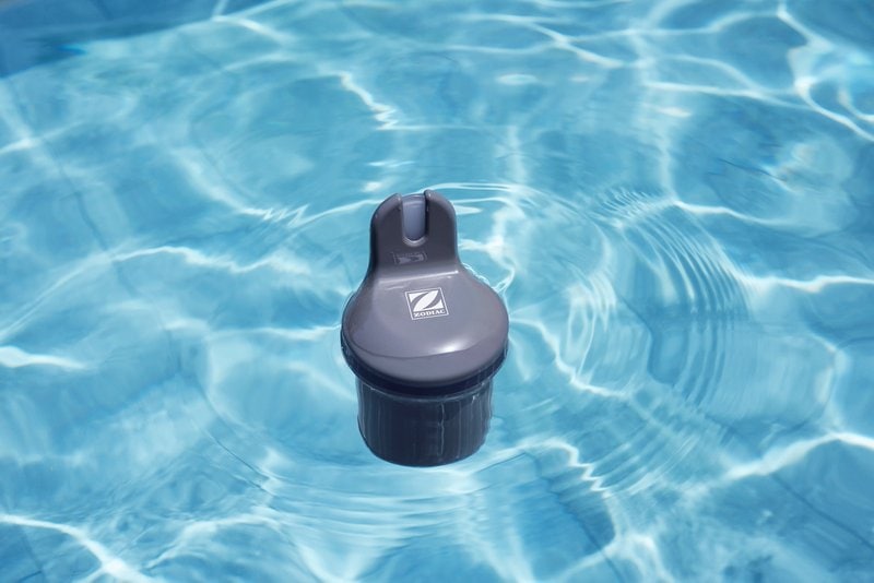 Pompe filtrante de piscine flottant dans une eau claire pour une eau de baignade propre.