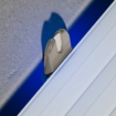 Skimmer et couverture de piscine pour une eau propre.