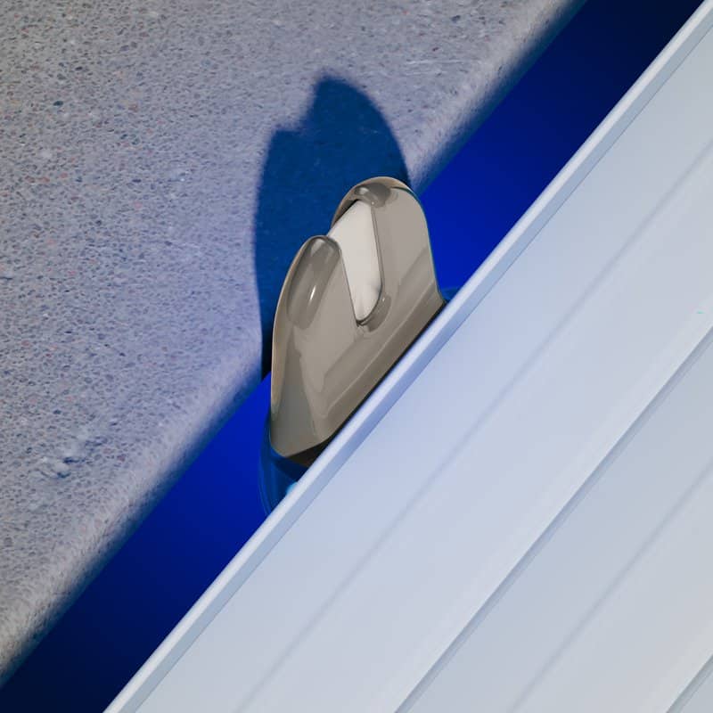 Skimmer et couverture de piscine pour une eau propre.