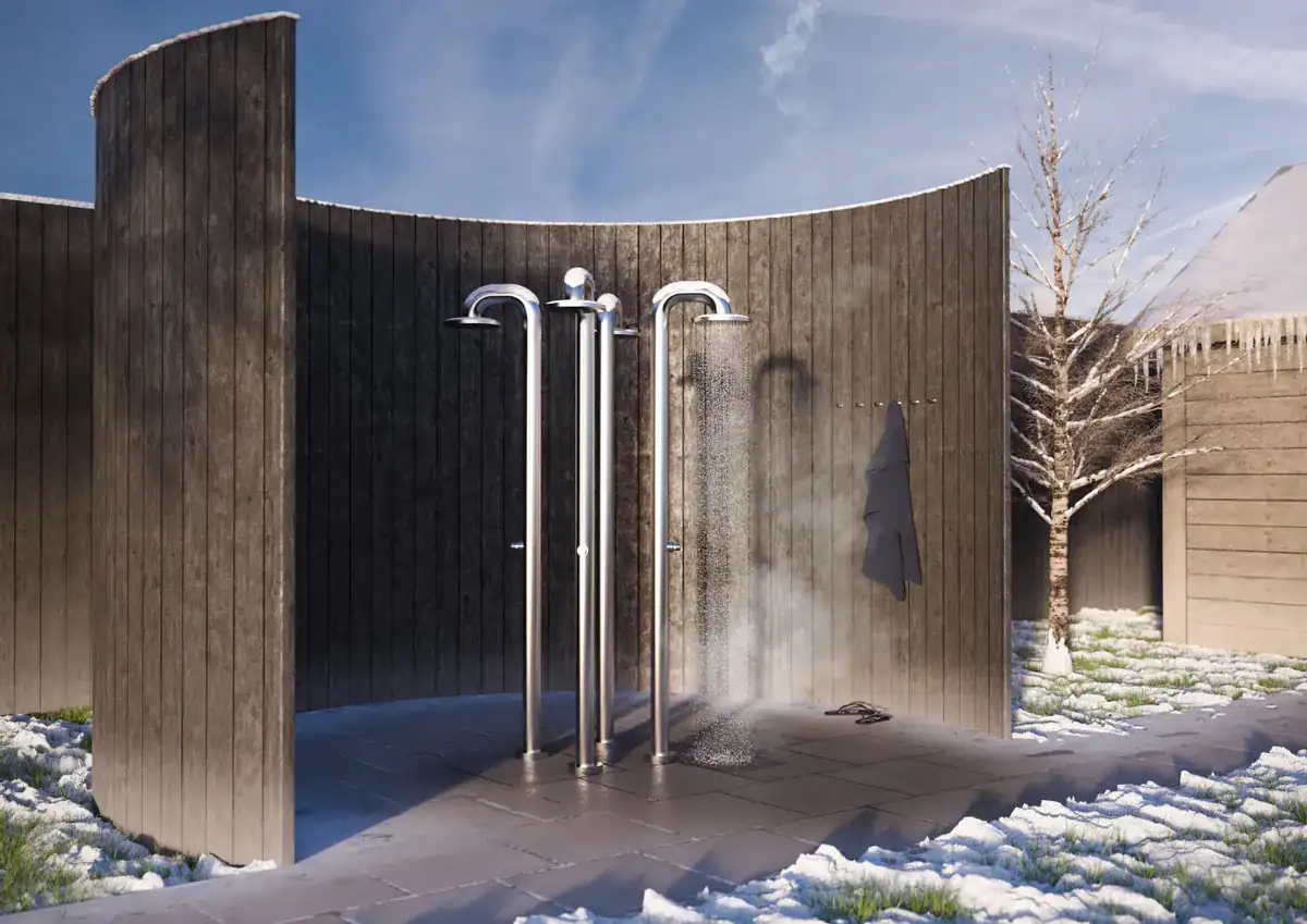Douche extérieure en acier inoxydable avec fonction résistante au gel dans un environnement hivernal.