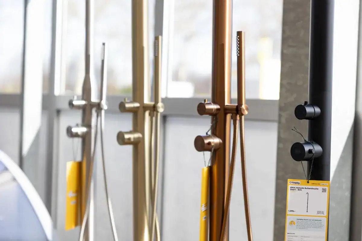 Douche extérieure en inox pour jardin et piscine.