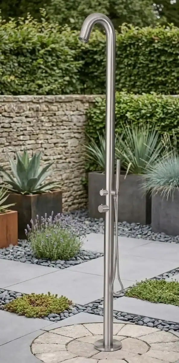 Douche extérieure alternative en inox brossé pour jardin et piscine.