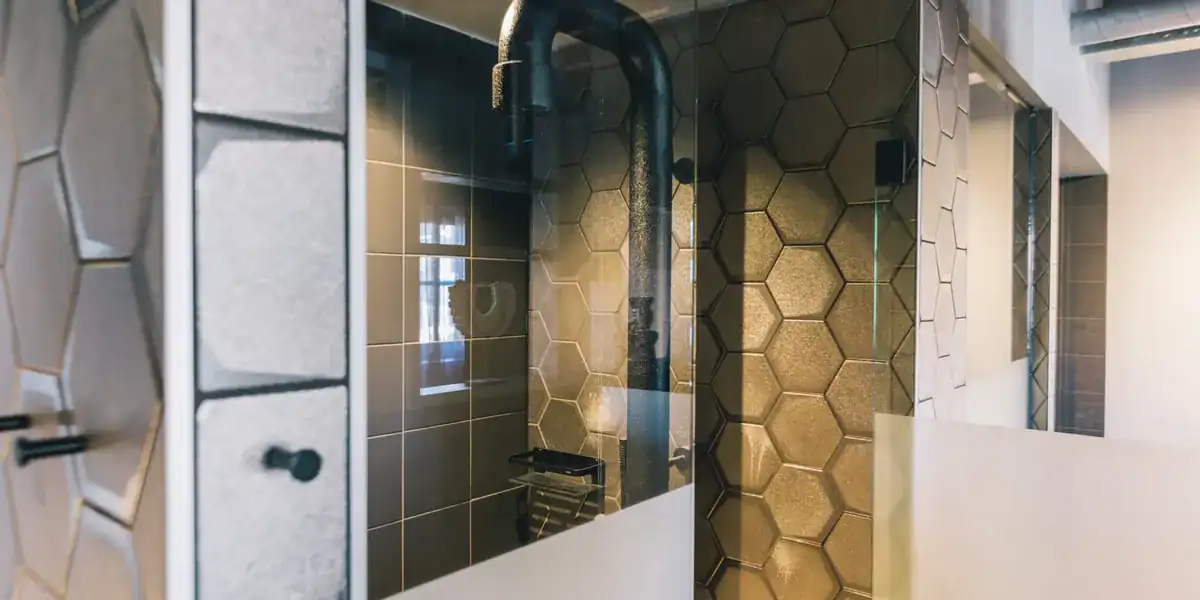Douche extérieure JEE-O Soho en inox noir mat, design résistant au gel.