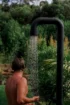 Douche extérieure JEE-O Soho en inox noir mat, parfaite pour une utilisation en toute saison.