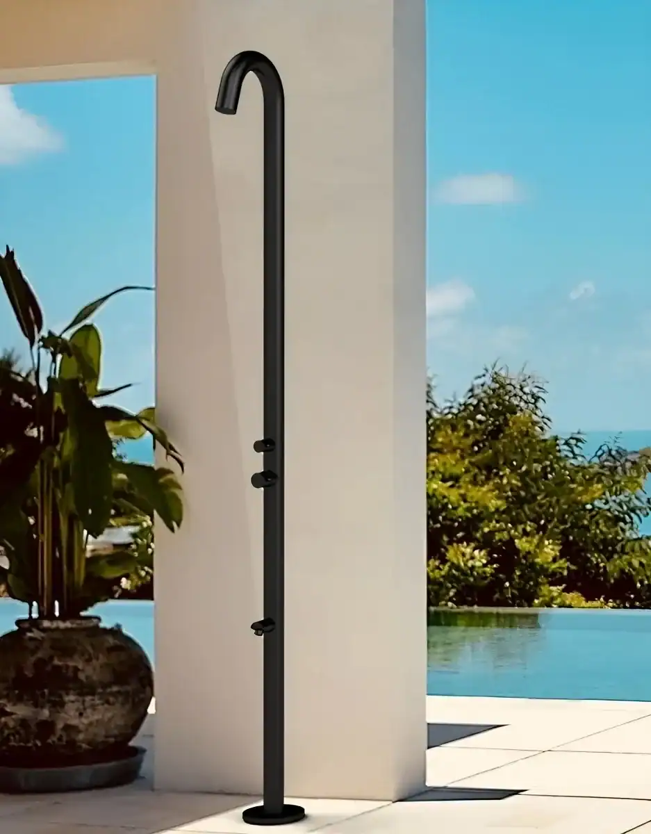 Douche extérieure en inox pour piscine ou jardin, idéale pour se rafraîchir et se détendre en extérieur.