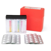 Kit de test pour l'eau de piscine, niveaux de pH et de chlore, comprenant des bandelettes de test et un instrument de mesure.