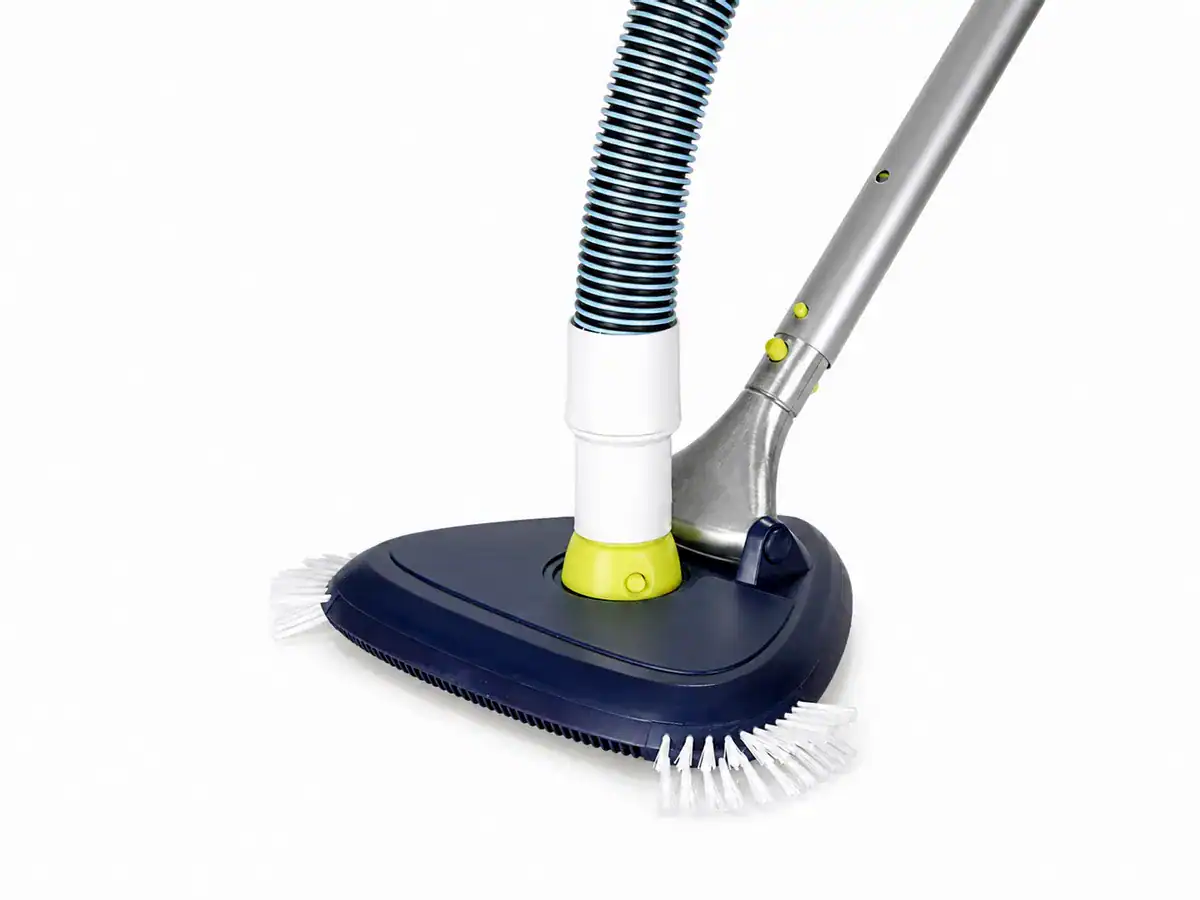 Aspirateur de piscine avec tuyau et tête de brosse pour le nettoyage.