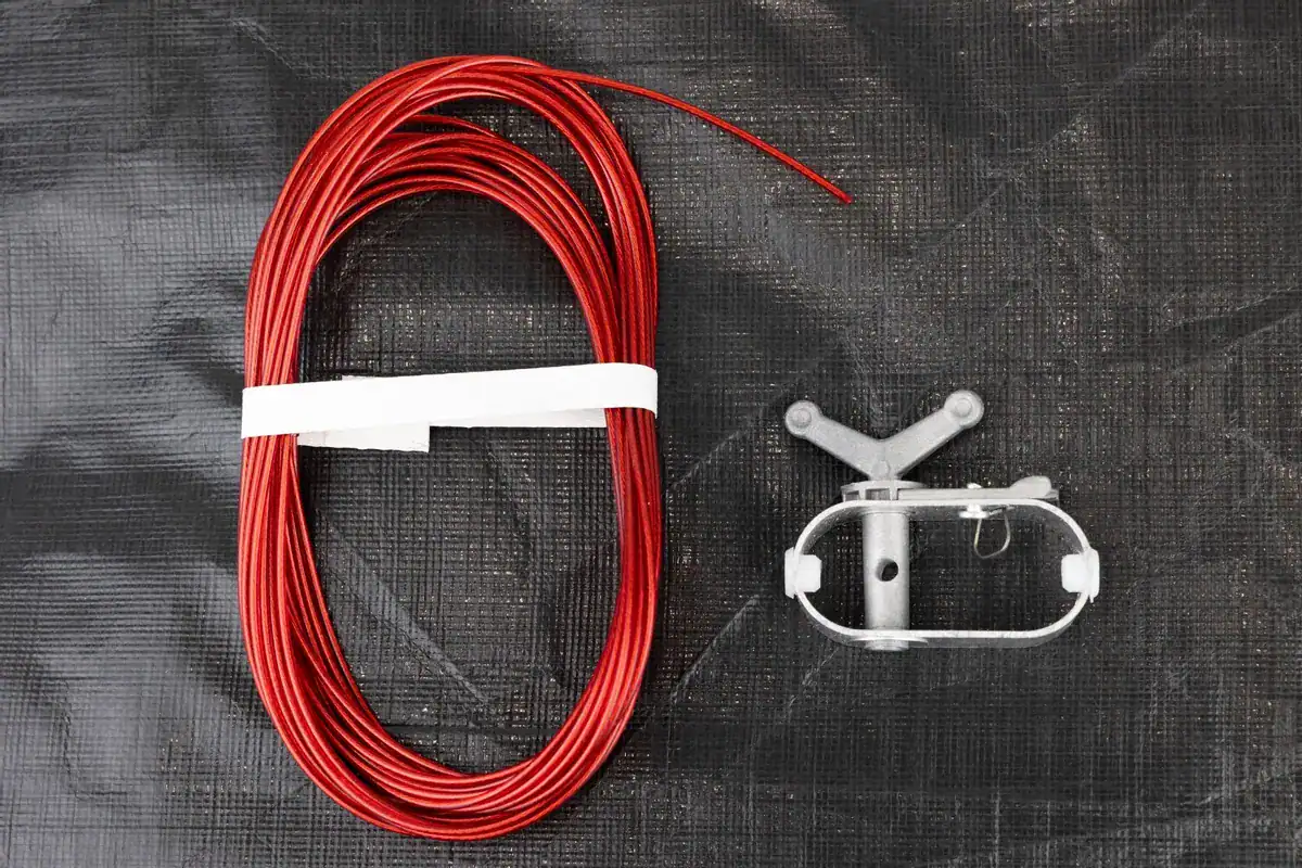 Aide à la nage avec fil rouge et clip de fixation pour la sécurité de la piscine.