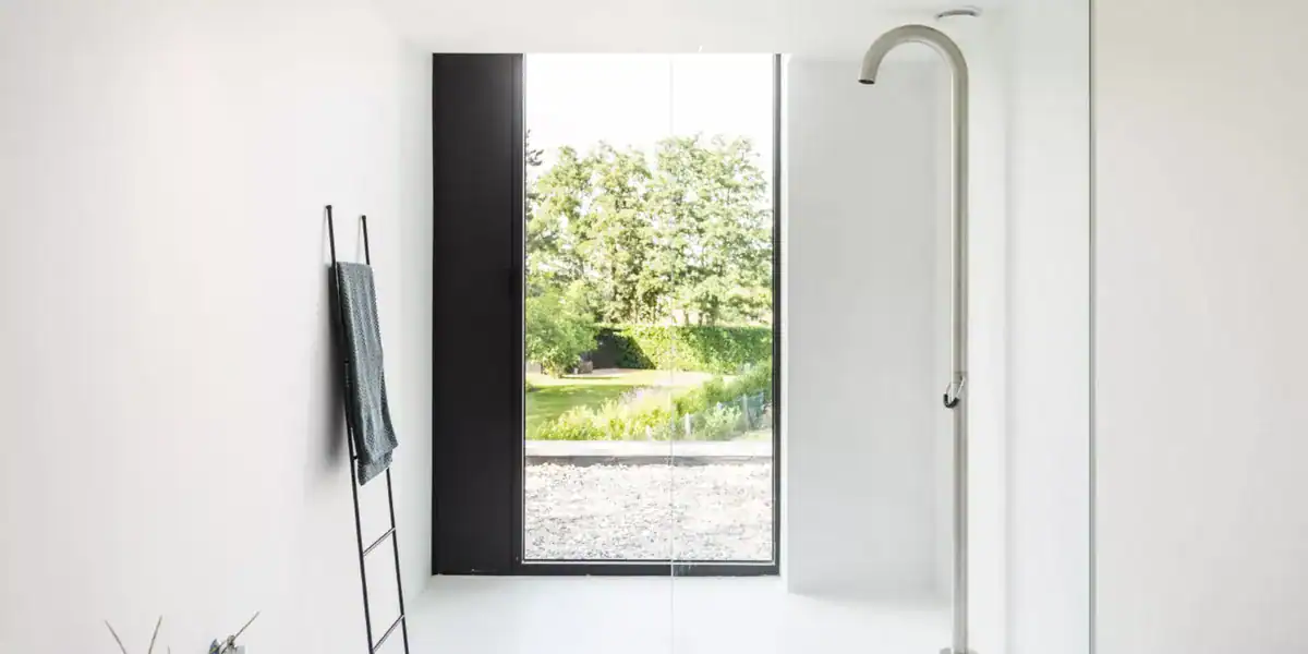 Douche extérieure JEE-O en inox brossé pour usage extérieur, conception antigel.
