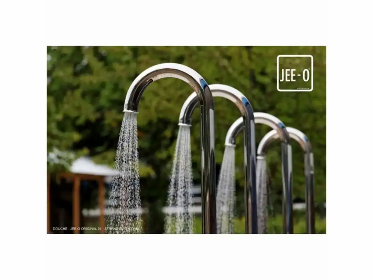 Douche extérieure JEE-O Original 01 en inox brossé, conception hors gel pour usage extérieur.