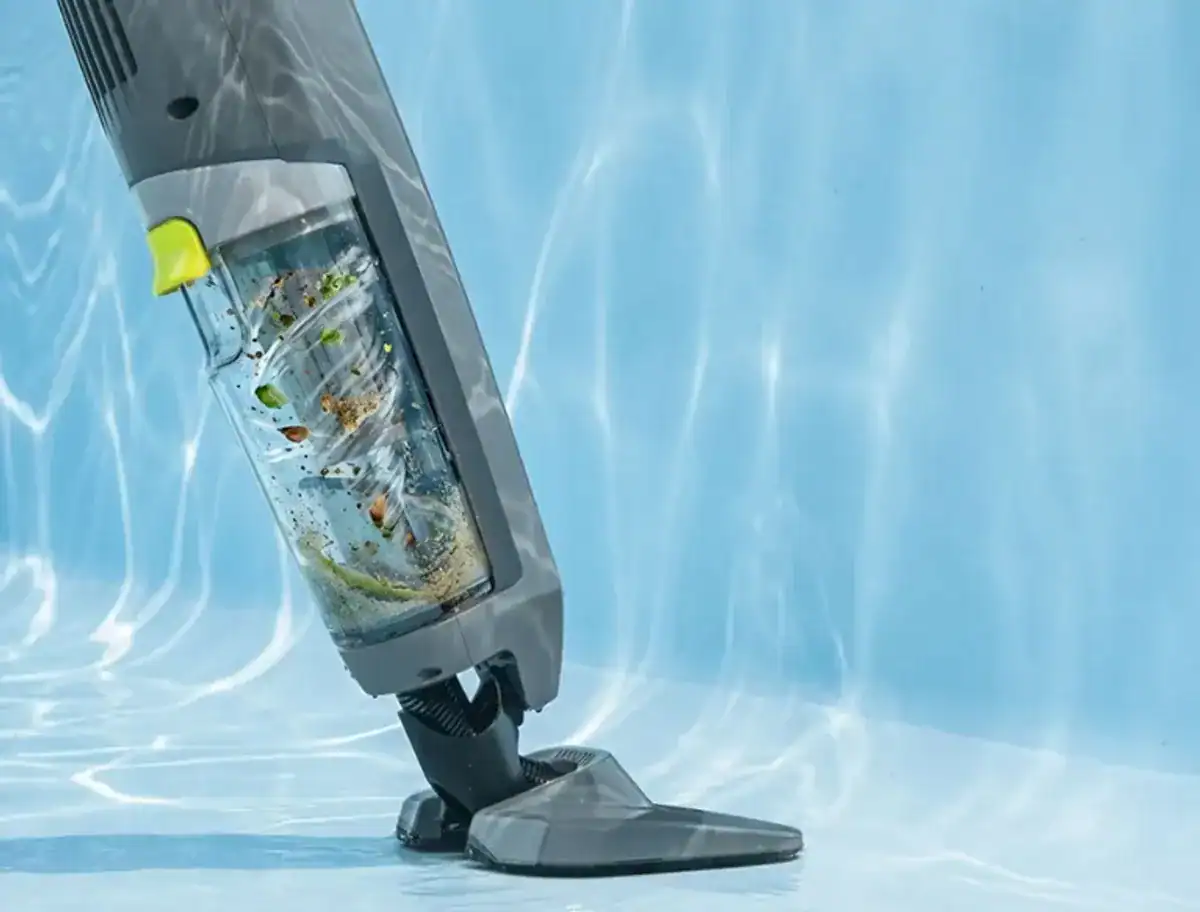 Aspirateur de piscine électrique Zodiac MHV 20 en cours d'utilisation sous l'eau.