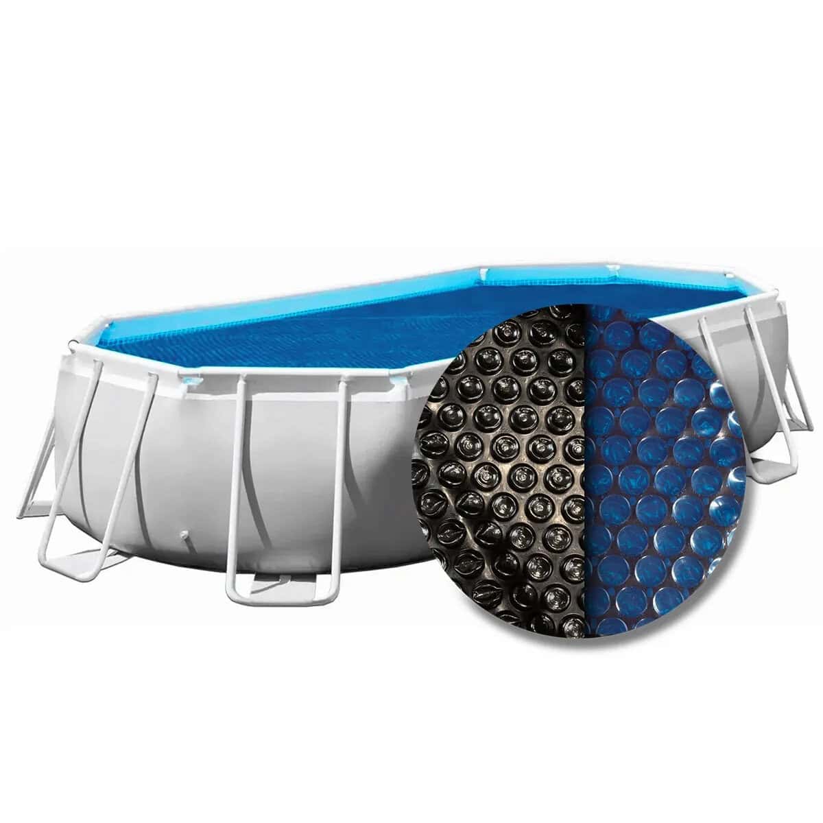 Piscine avec tapis filtrants et écumeur pour une eau propre.
