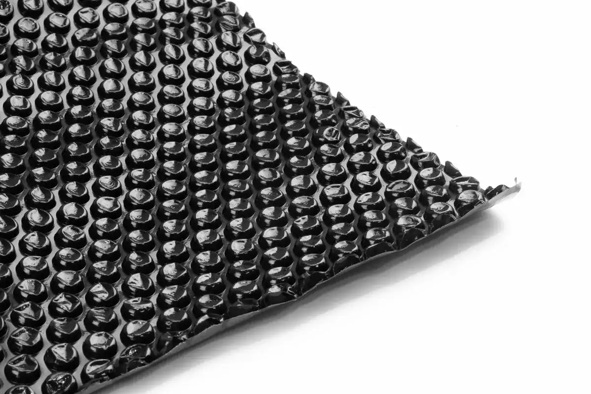 Tapis de piscine antidérapant pour plus de sécurité et de confort lors de la baignade.