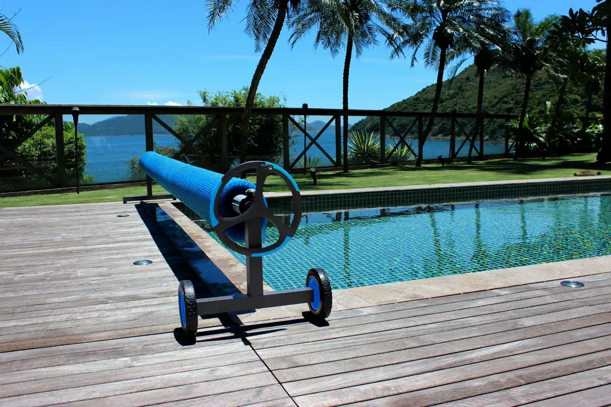 Piscine avec espace détente et vue sur la nature, idéale pour se relaxer et nager.