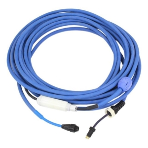 Tuyau bleu de pompe filtrante de piscine avec raccords pour la circulation de l'eau.