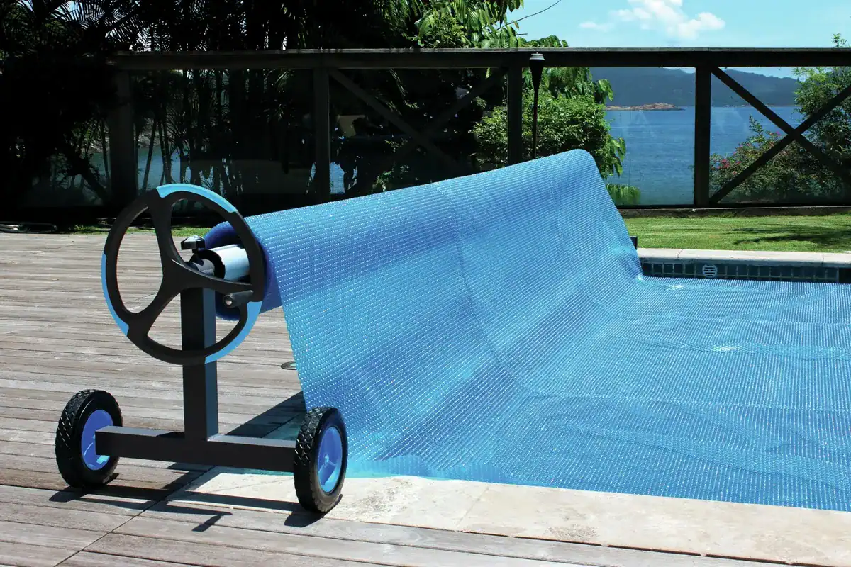 Volet de piscine déroulé sur la piscine pour la protection et l'entretien.