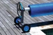 Chariot enrouleur de piscine avec tapis roulant pour l'entretien et le nettoyage de la piscine.