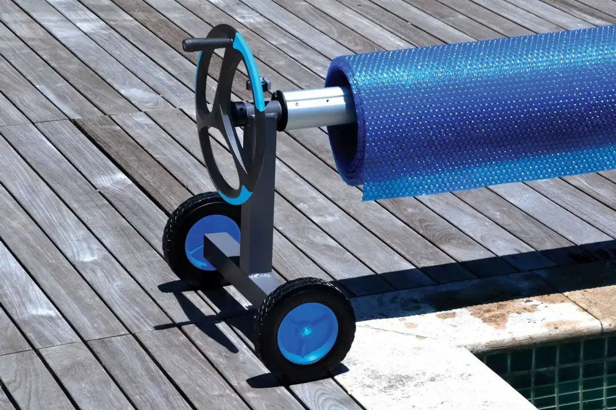 Chariot enrouleur de piscine avec tapis roulant pour l'entretien et le nettoyage de la piscine.