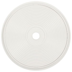 Étang de baignade avec bordure blanche, idéal pour le jardin et la détente.