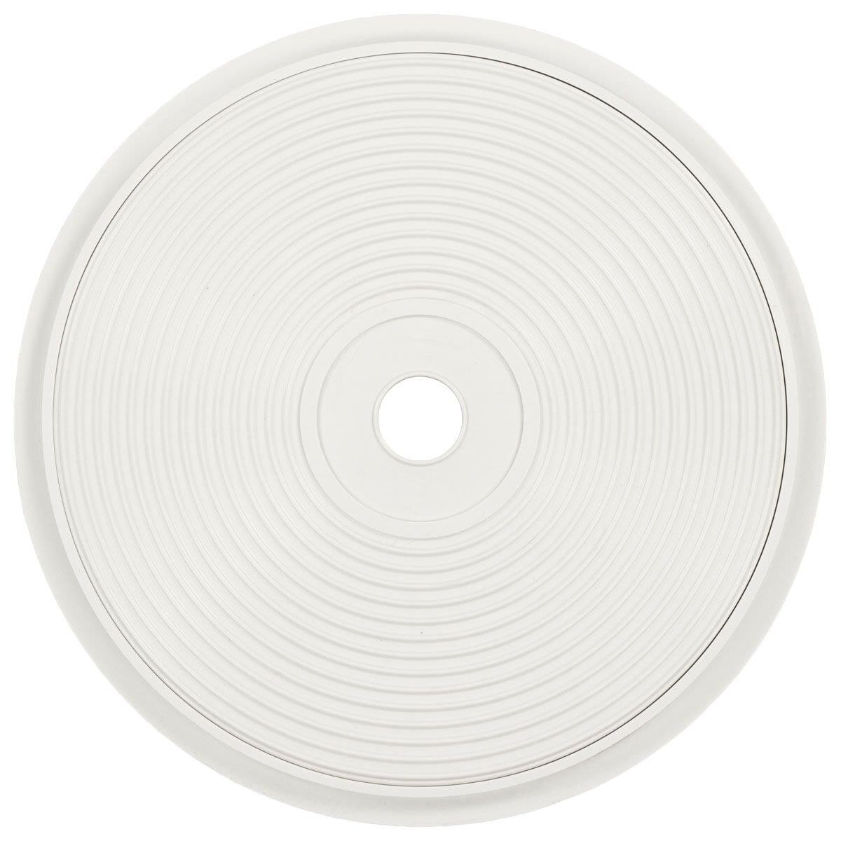 Étang de baignade avec bordure blanche, idéal pour le jardin et la détente.