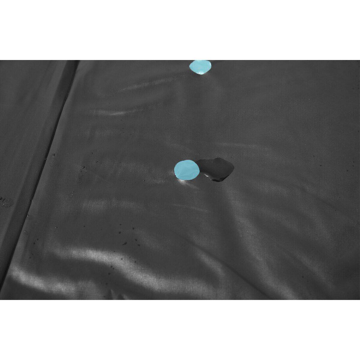 Bâche de piscine étanche avec points de fixation pour une installation stable.