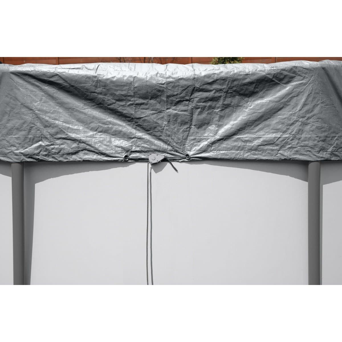 Bâche de protection et structure de piscine pour la protection et l'entretien.